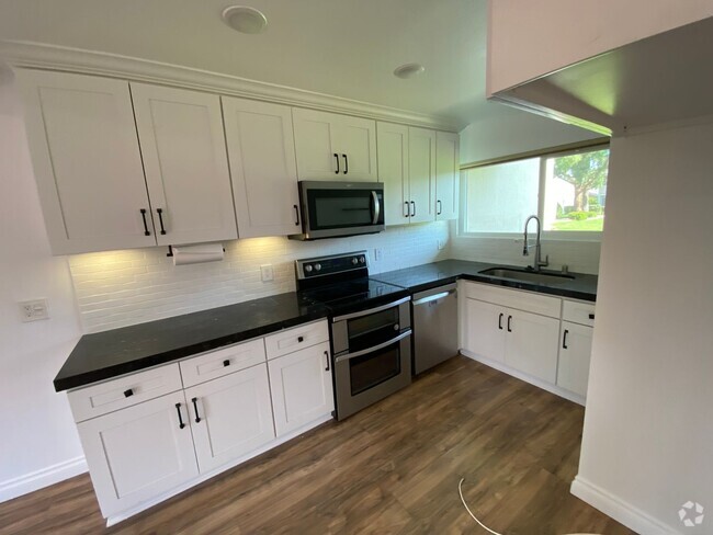 Building Photo - Spacious 2-Bed Townhome Near Everything Yo...