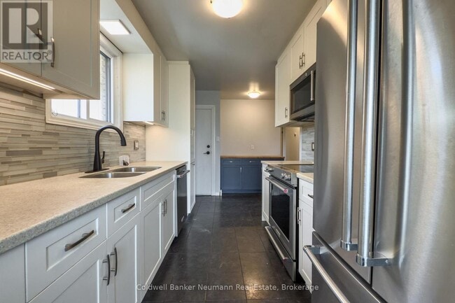 Photo - 37 Dunhill Crescent