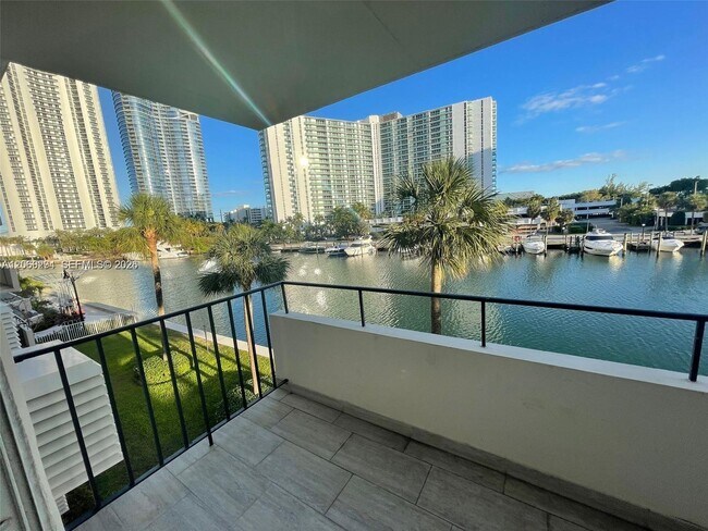 Building Photo - 220 Kings Point Dr Unit 303