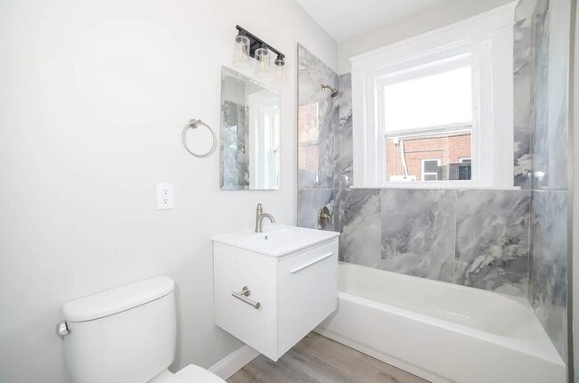 Photo - 566-572-572 Main St Unidad 205