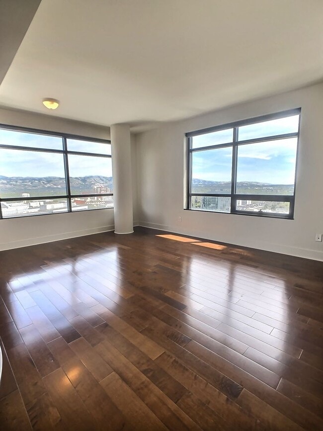 Photo - Gorgeous 2 Bedroom/2 Bathroom Condo for Rent at The 88 on the 17th Floor Unidad 1705