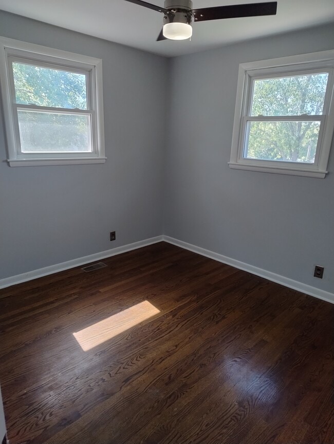 Photo - 121 Robinhood Cir