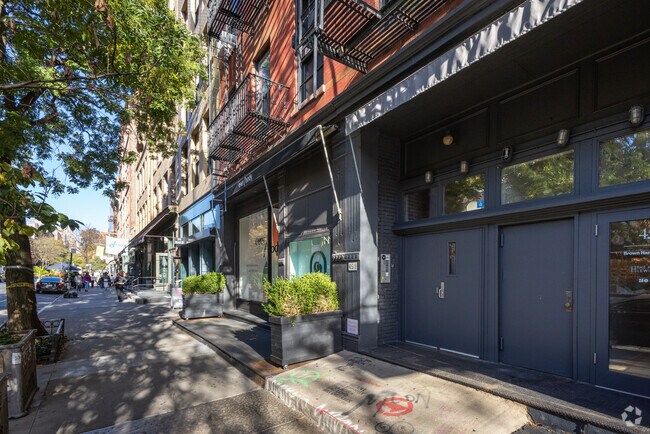 Entrada - 451-453 West Broadway