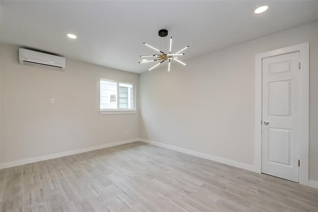 Photo - 1747 Wroxton Ct