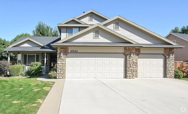 Building Photo - Well kept 4 bed 3 bath home in the beautif...