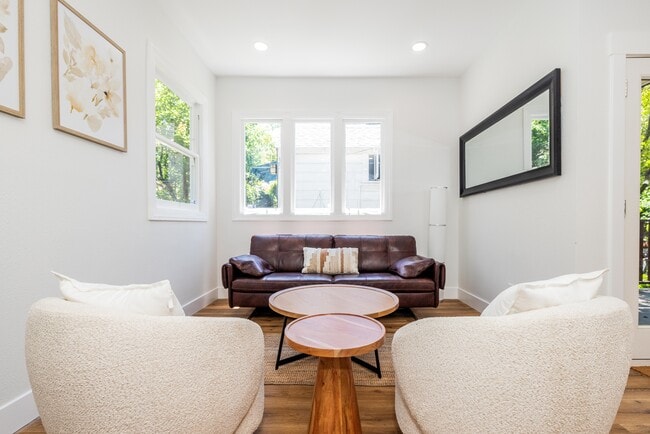 Photo - 2832 Derby St