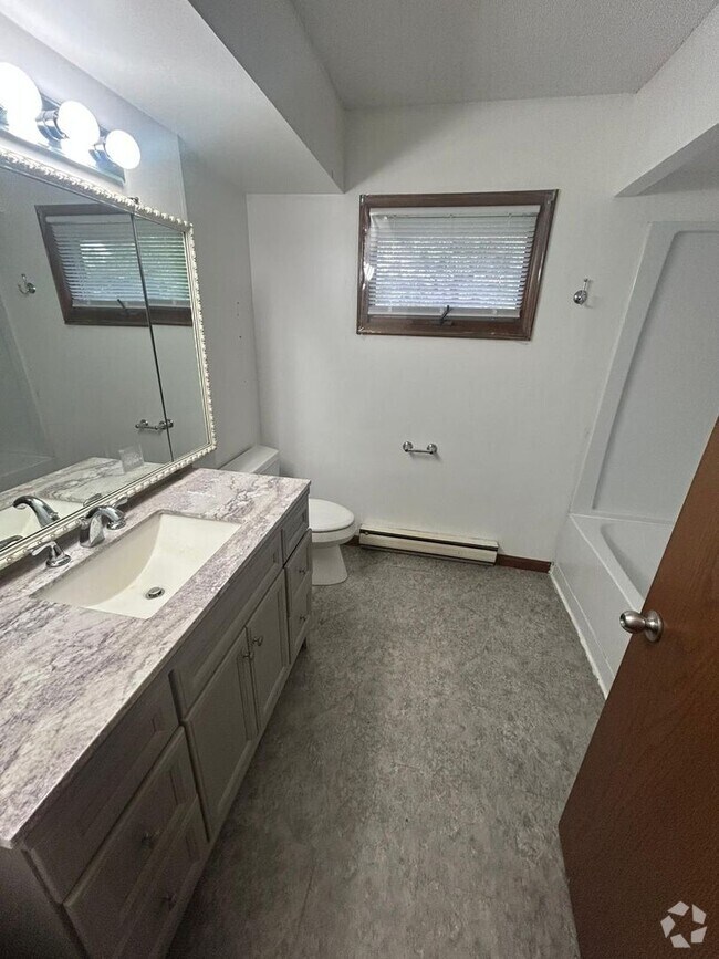 Building Photo - Updated 2BR, 1BA Brick Unit with Garage in... Rental