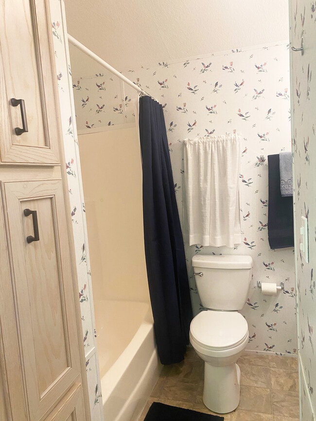 Full bath - 3706 116th St W