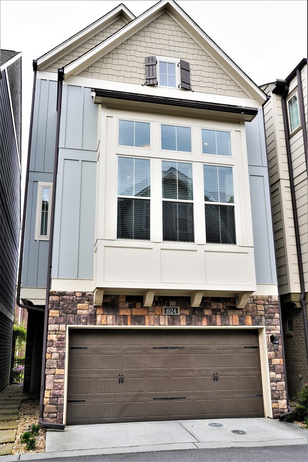 Photo - 1024 Moorewood Ln S E