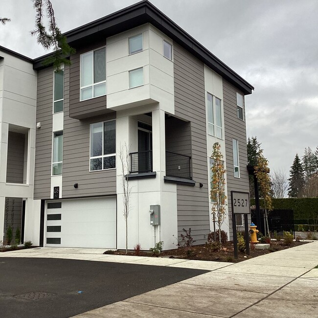 Modern 4 Bedroom Townhome - Modern 4 Bedroom Townhome