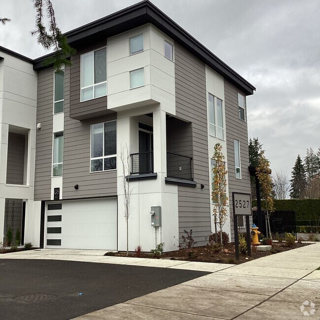 Building Photo - Modern 4 Bedroom Townhome