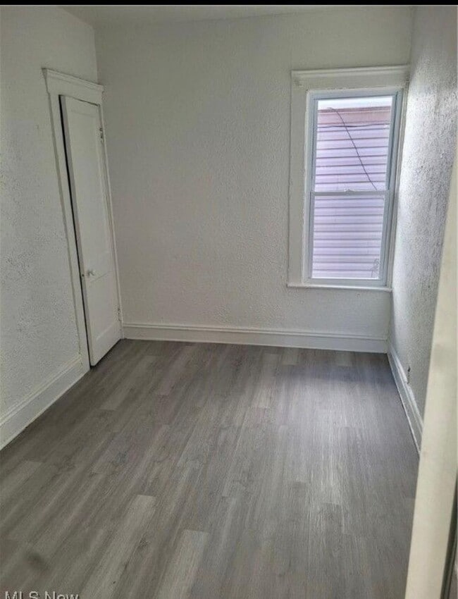 Building Photo - 709 E 126th St Unit Upstairs