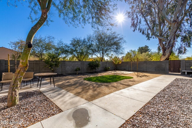 10069 E Paradise Dr