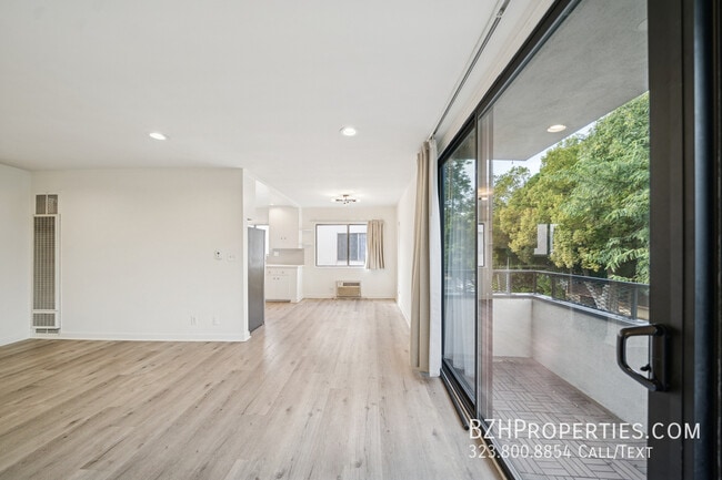 Photo - 7548 Hampton Ave Unidad 301