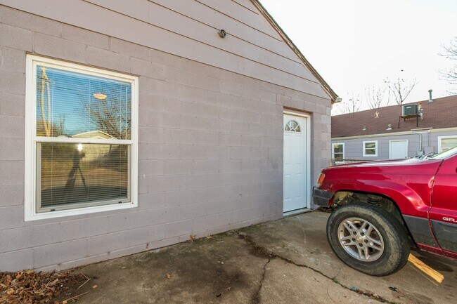 Photo - N Lewis Pl Triplex Unidad 2410 E Oklahoma St - 1345 Back