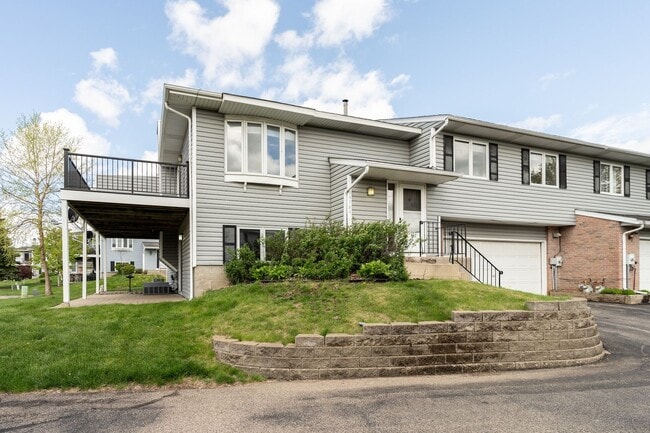 Building Photo - Lovely 3 Bedroom 2 Bath Townhome in Apple ...