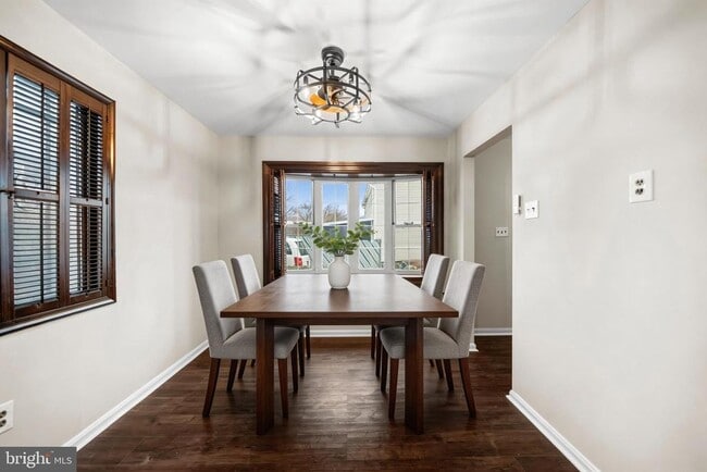 Building Photo - 813 Delafield St NE