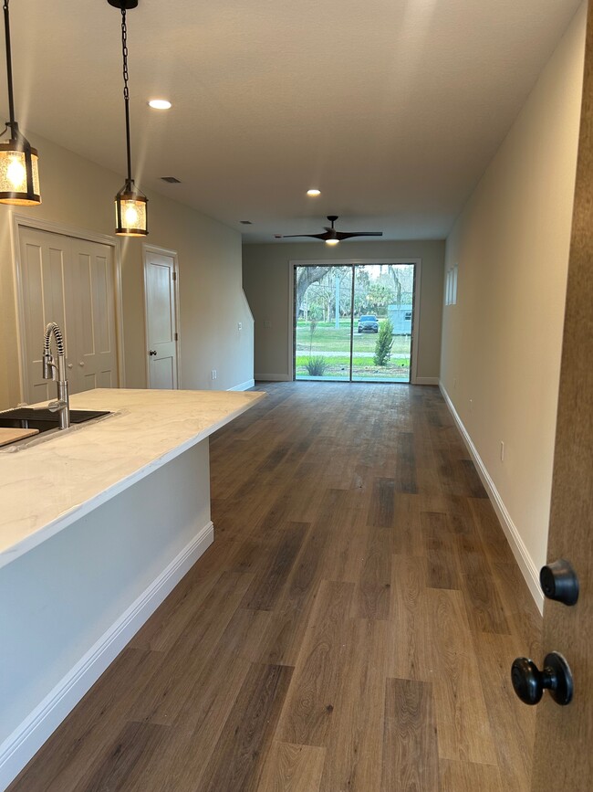 Photo - 206 W Fox St