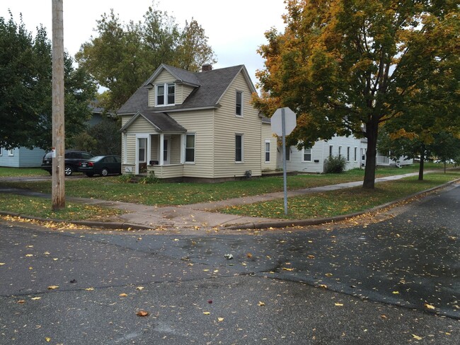 Building Photo - 3 Bed 1 Bath close to UWEC! Available July... Rental