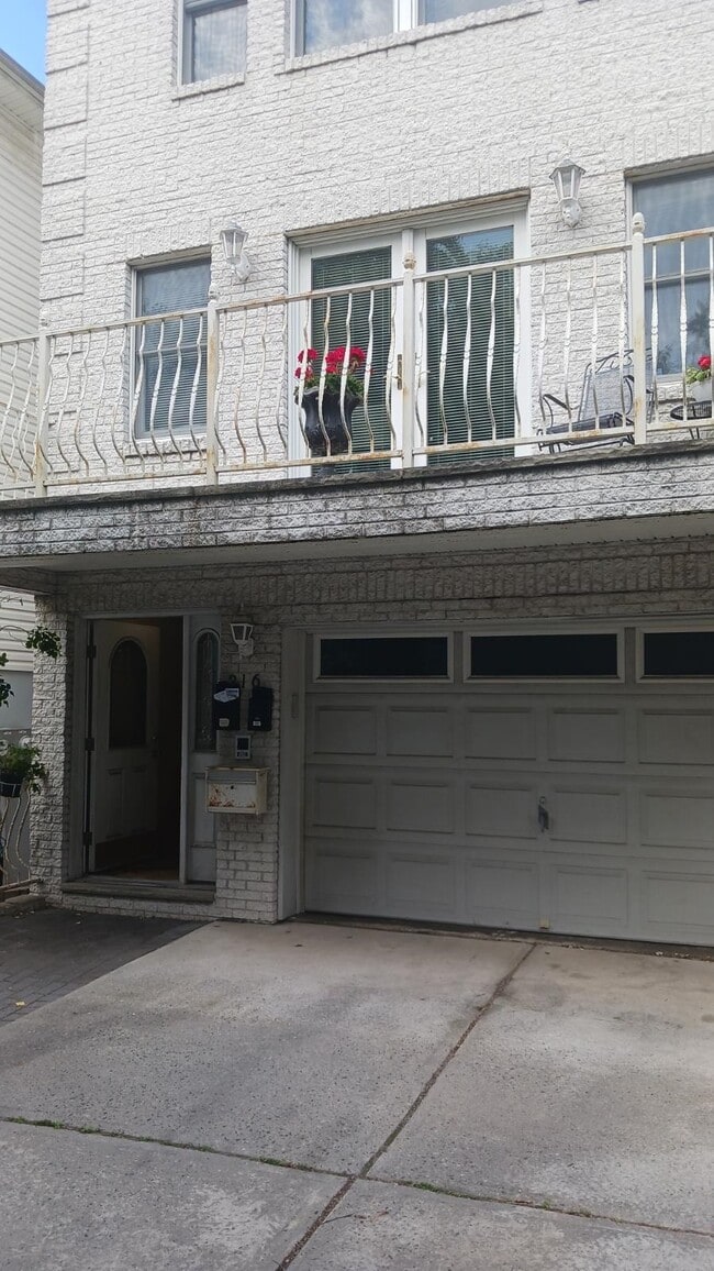 Building Photo - 316 Linden Ave Unit 2