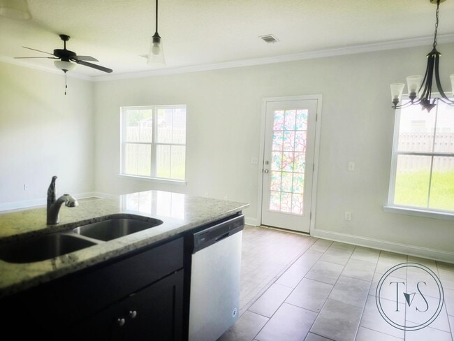 Photo - 532 Fairview Cir
