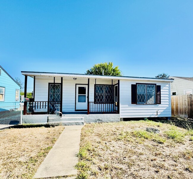 Building Photo - Move-In Special! February Rent Only $199 – Move In ASAP!