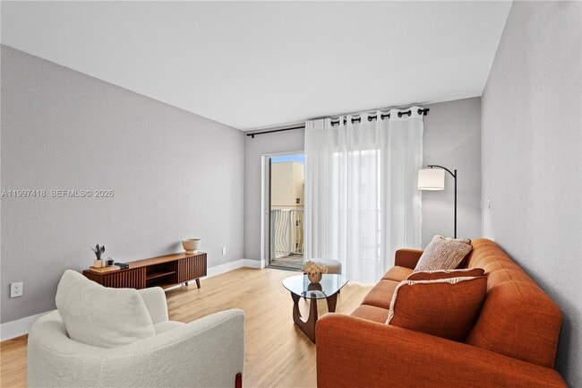 Photo - 677 NE 24th St Unidad 604