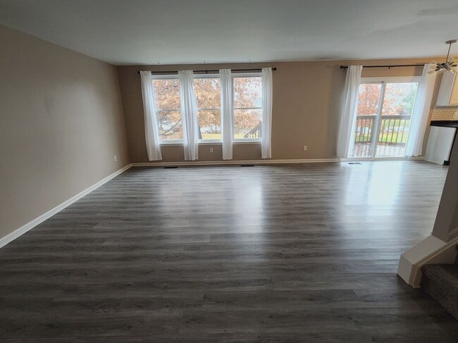 Photo - 5184 Meadow Crest Cir