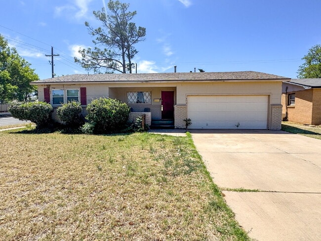 Building Photo - Easy access to 19th Street and Loop 289