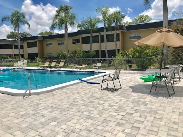 Building Photo - 1/1 WITH BALCONY - CLOSE TO SHOPPING/COLLEGES/BEACHES