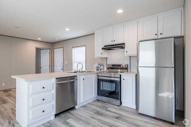 2BR, 1BA - 768SF - Clayton Blazer Extreme - Kitchen