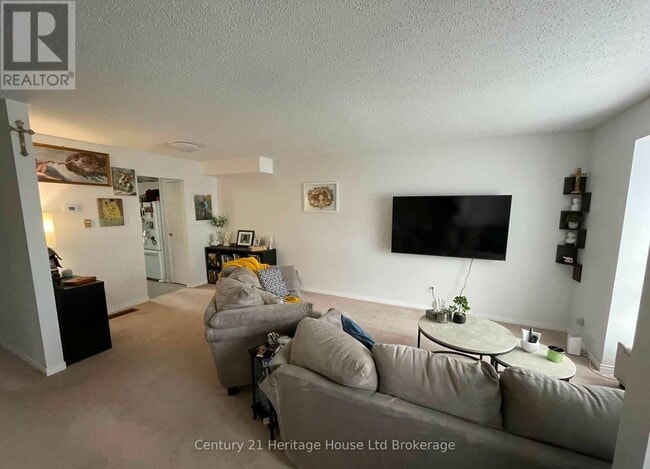 Photo - 255 Lansdowne Ave