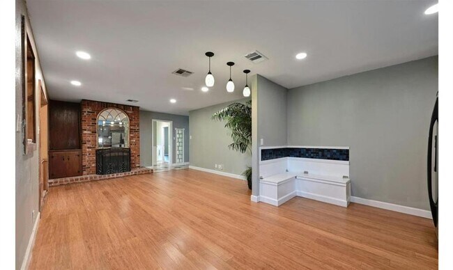 Photo - 2509 Little John Ln