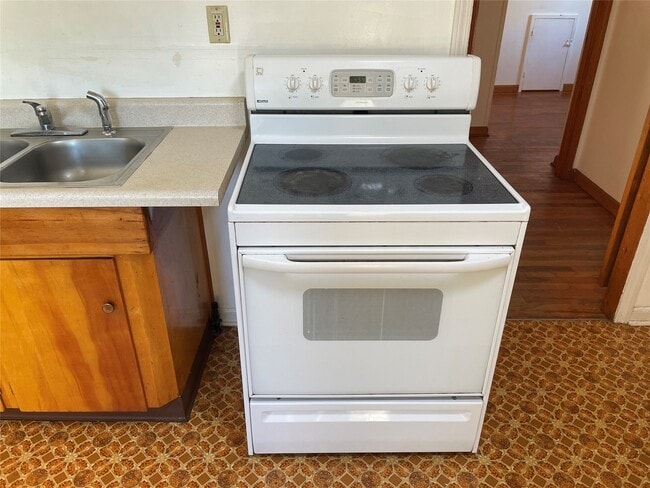 Photo - 817 W 31st St