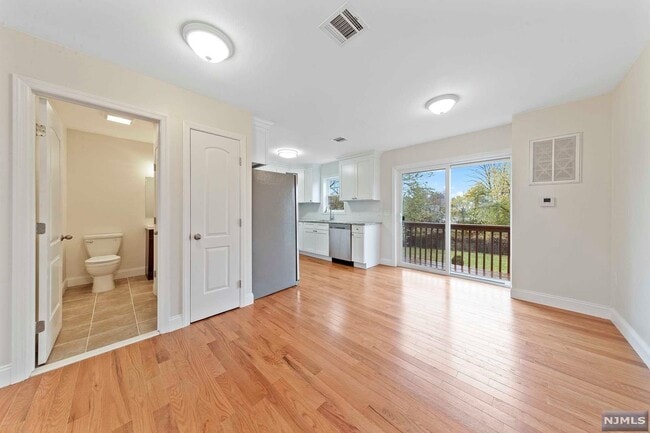 Building Photo - 124 Home Pl Unit 2