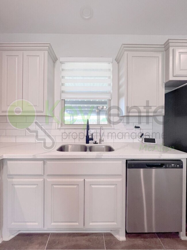 Photo - Beautiful 4-bed/3.5 bath Home in Edinburg