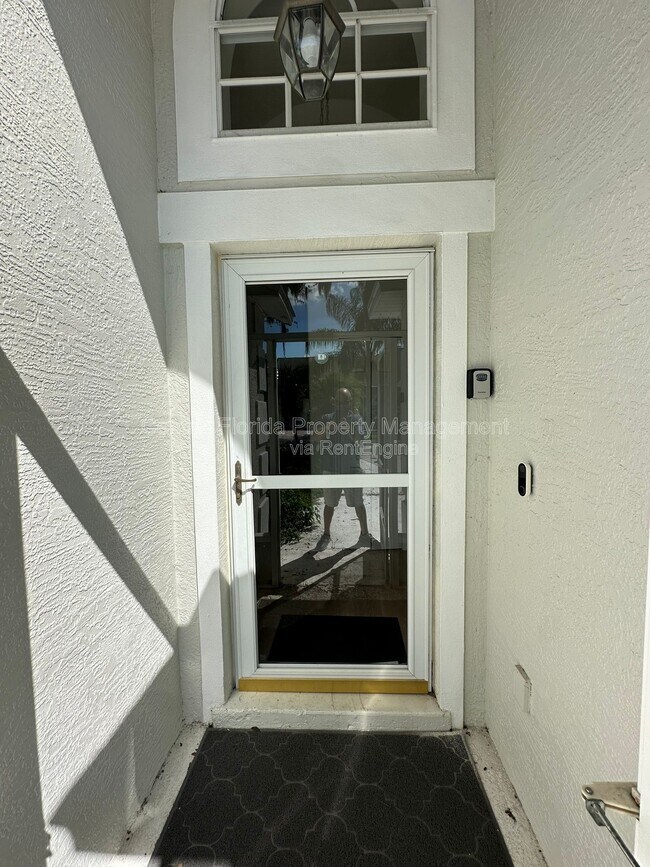 Photo - 1009 Lake Davenport Blvd