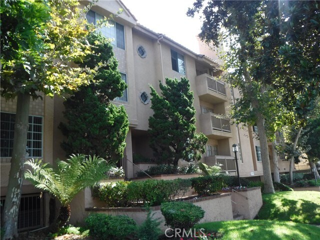 Photo - 1616 S Barrington Ave Apartment Unit 204