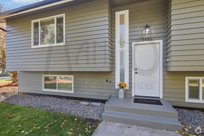 Building Photo - Spacious South Hill Home