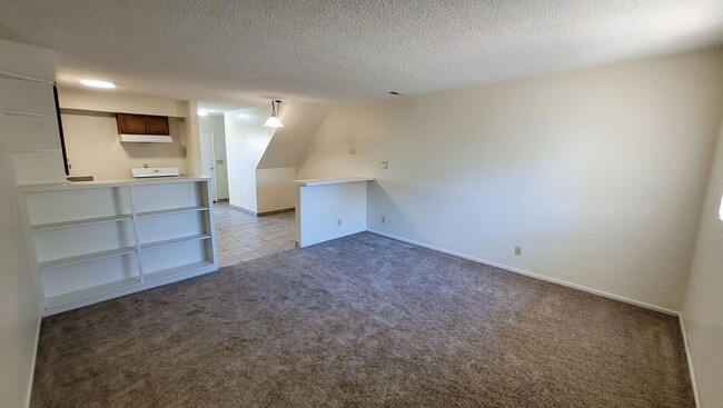 Building Photo - n8031 Unit B