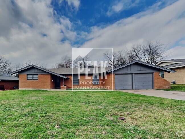 Building Photo - NEW YEAR, NEW HOME! DON'T MISS $300 OFF TH...