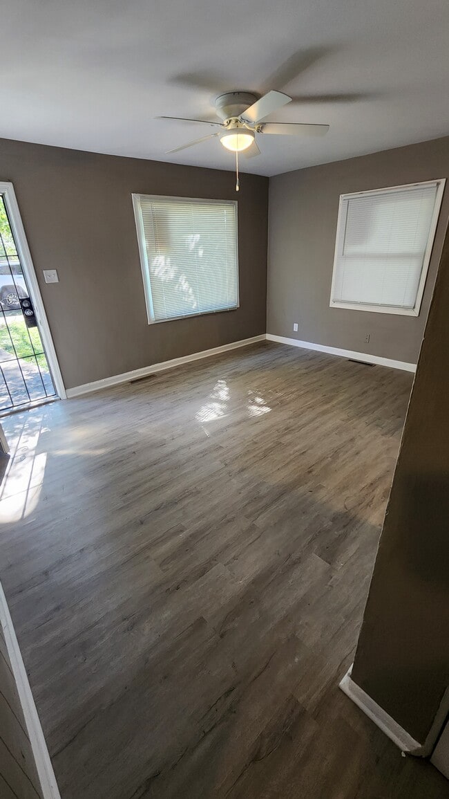 Photo - 864 E 35th Ct