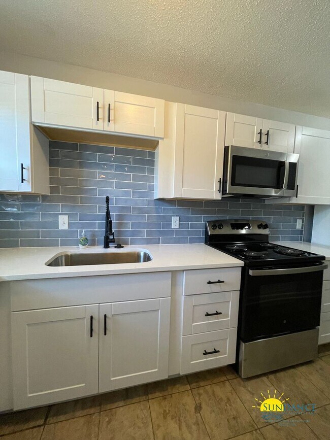 Photo - Charming 2 Bedroom Townhome in Shalimar!