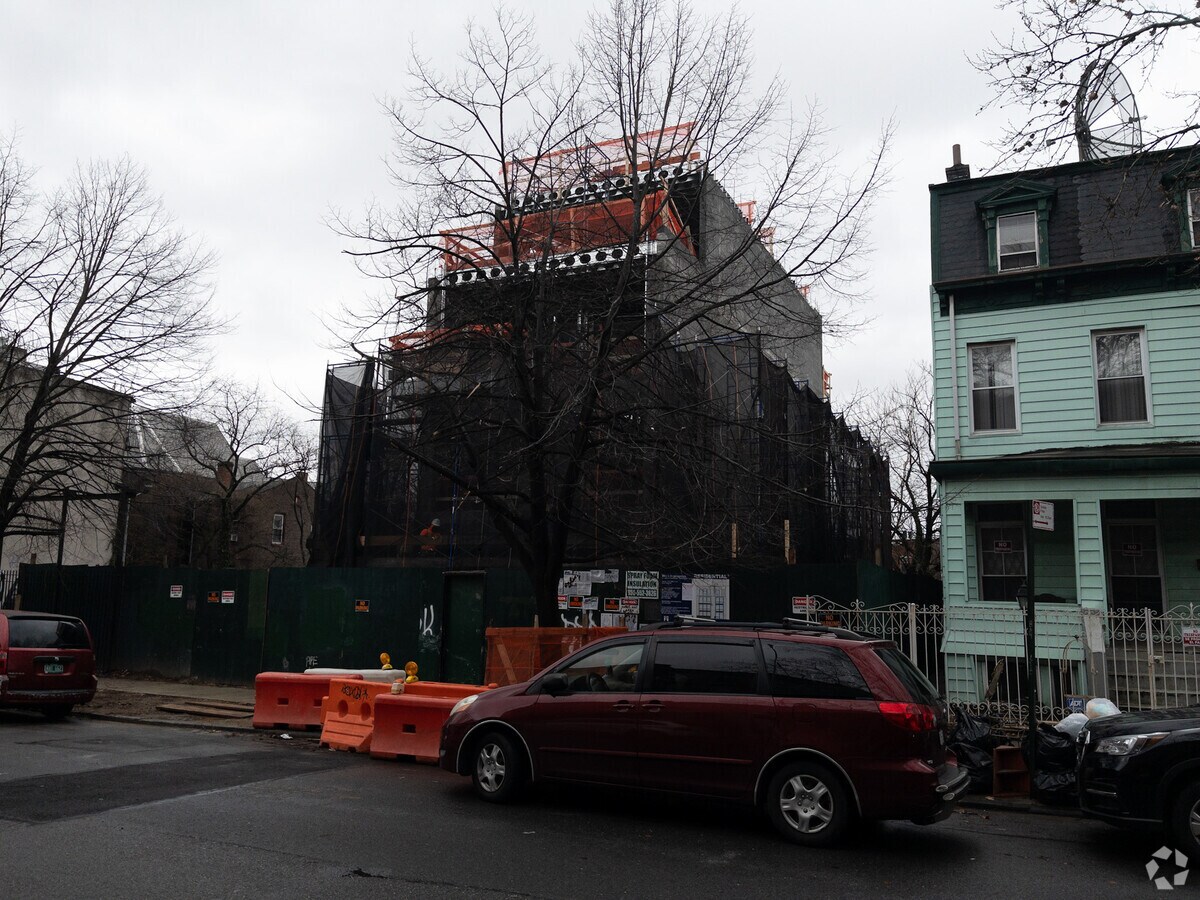 Photo - 72 Quincy St Apartments