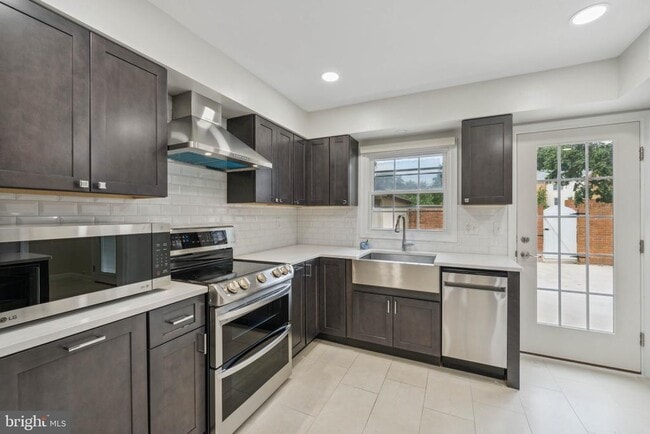 Photo - 6008 Waterbury Ct