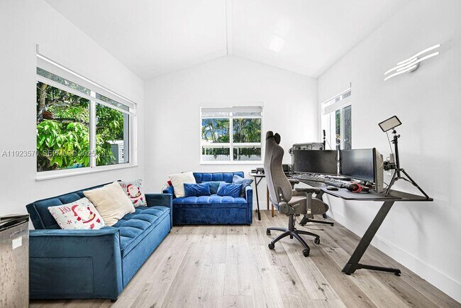 Photo - 876 NE 81st St