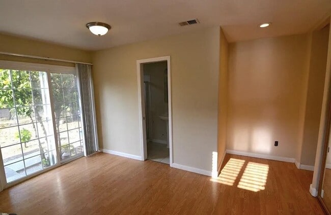 Photo - 273 Staples Ave