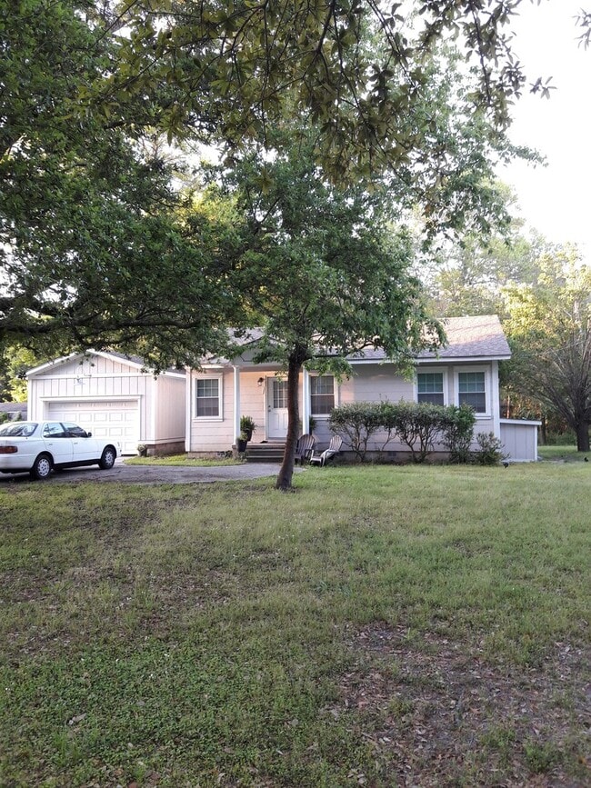 Building Photo - 2Bd/2Ba Update House with Views/Access to ...