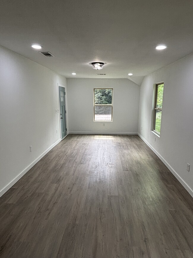 Living room - 1511 W Bond St