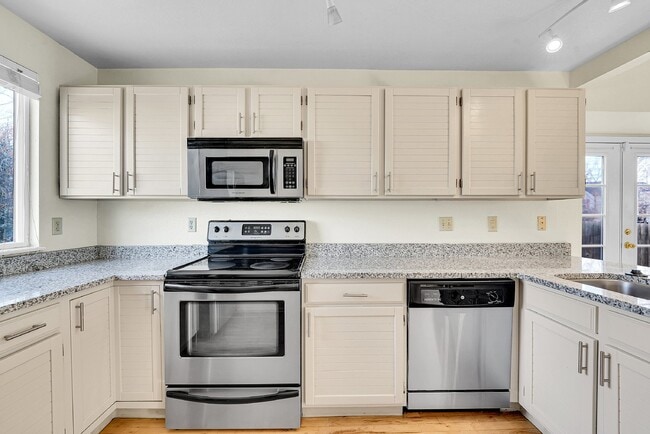 Building Photo - $2,300.00 - 3 Bedrooms, 2 Bathrooms Single Family Home in Broomfield with Fenced Yard!